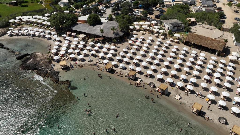 an aerial view of a beach with umbrellas at Lilium Rooms in Çeşme