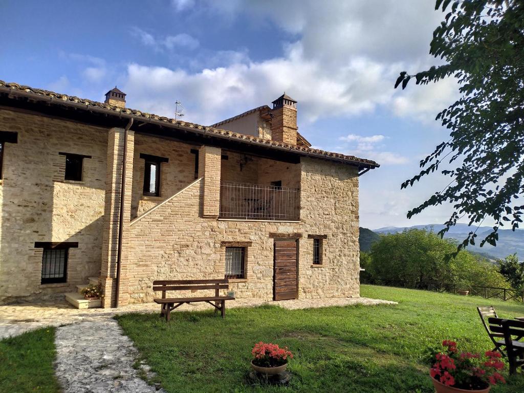 a stone building with a bench in front of it at Agriturismo Il Conventino in Vallicchio