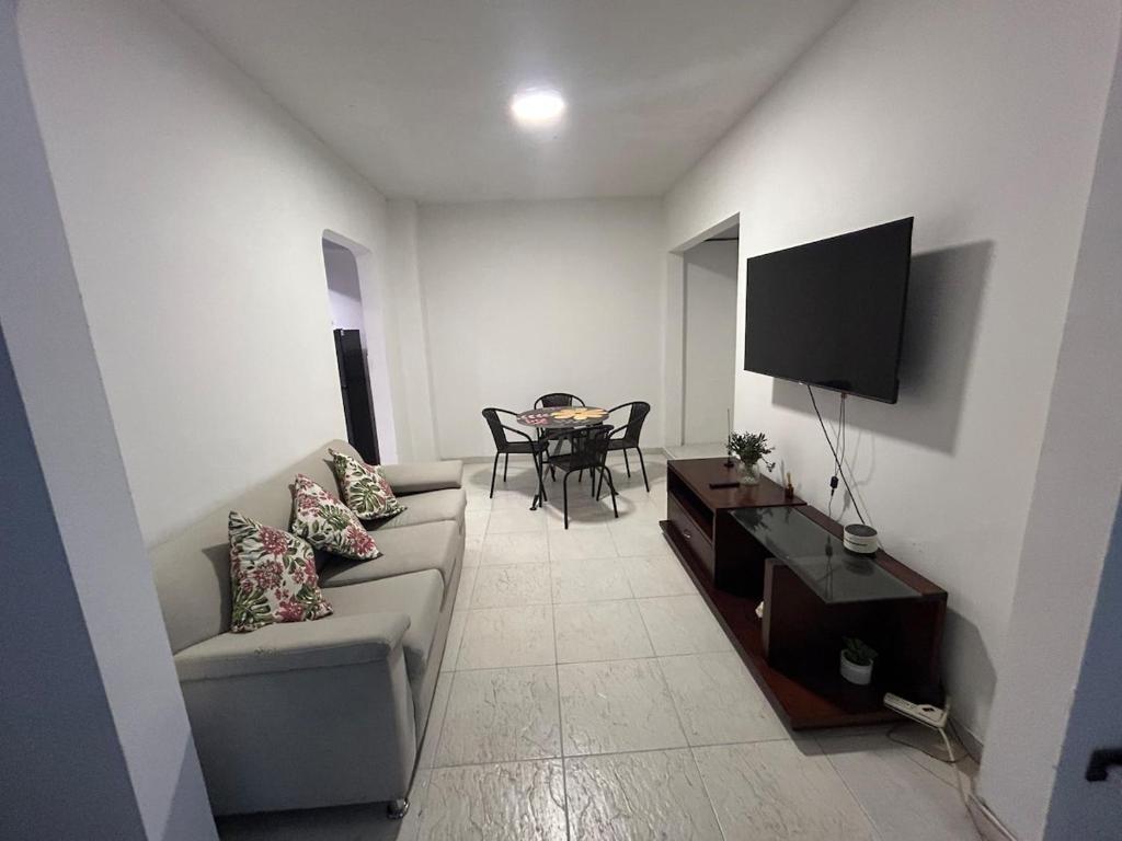 a living room with a couch and a tv and a table at Apartamento 201 amplio cómodo in Cali