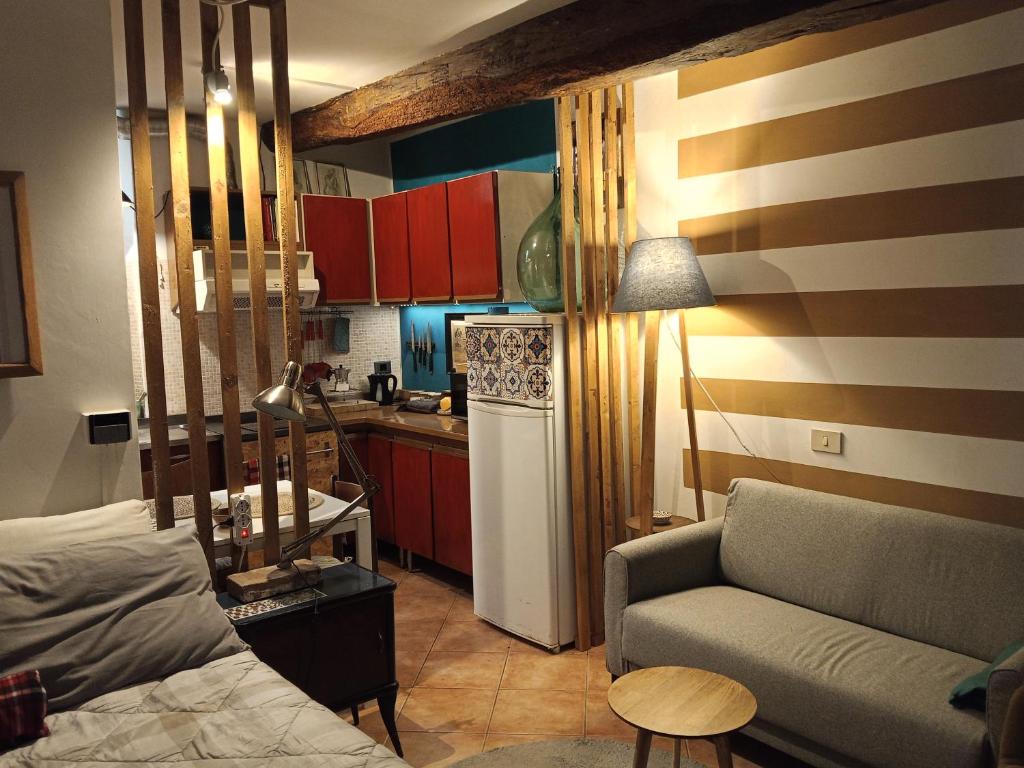 a living room with a couch and a kitchen at Propaganda Room in Albano Laziale