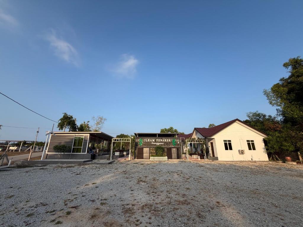 a dirt road in front of a building at Ilham Penarek Pantai Penarik in Pulau Che Selamah