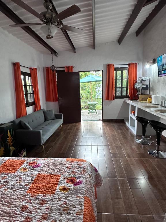 a living room with a couch and a table at Don Lioni in El Valle de Antón
