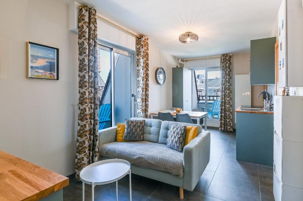 a living room with a couch and a table at 2 Chambres - 150m plage - Centre & Marché 50m - Parking - Linge & Menage inclus in Houlgate