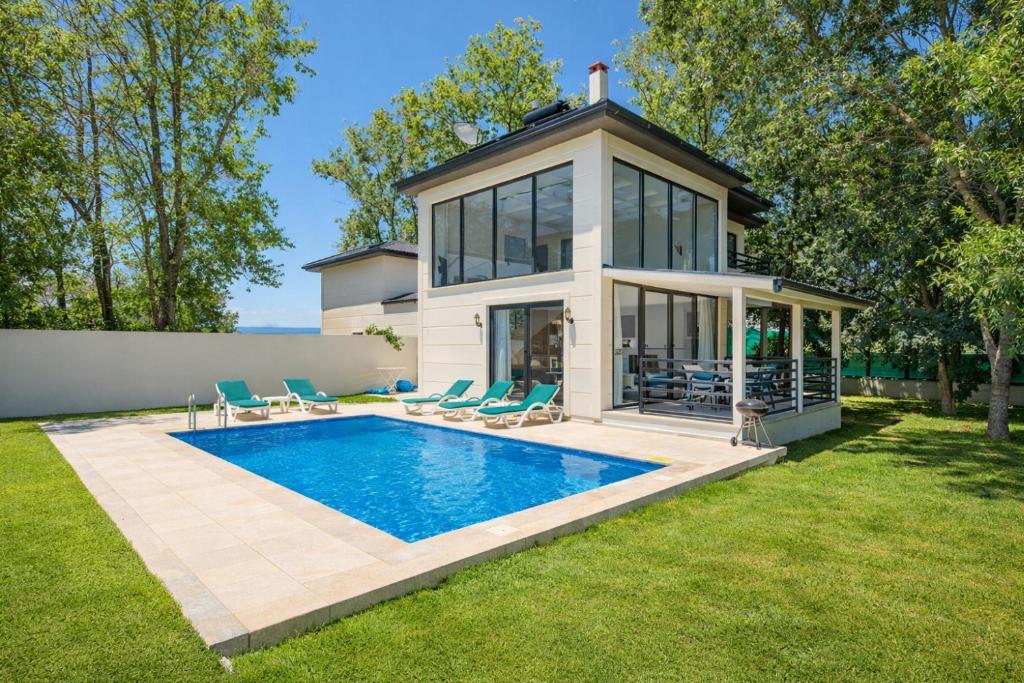 a house with a swimming pool in the yard at Villa Ana in Kızılyurd