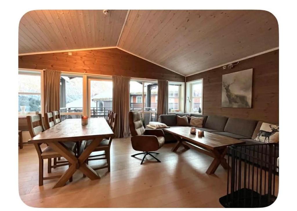 a living room with a table and a couch at Leilighet i Myrkdalen in Vossevangen