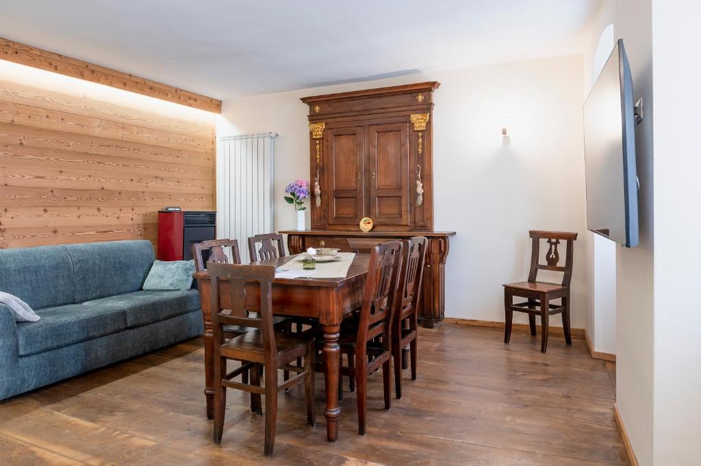a living room with a dining room table and a couch at Oasi del relax in Scopello
