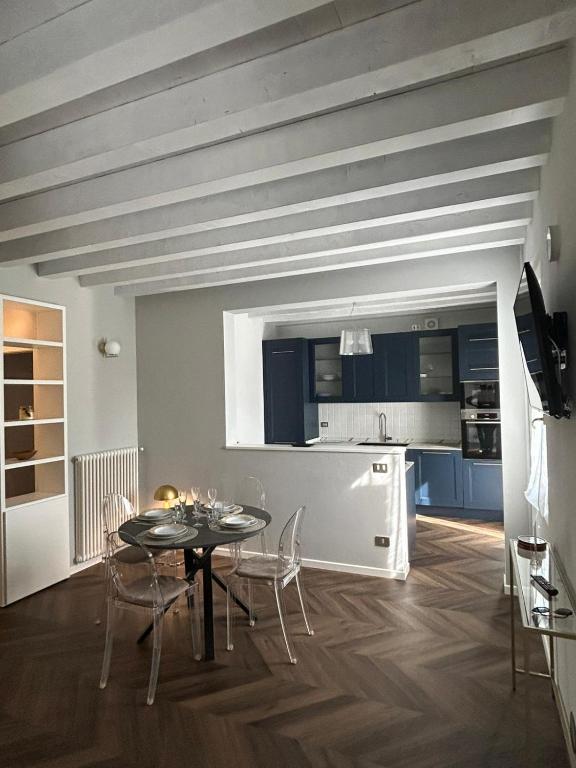 a kitchen with a table and chairs in a room at CasaVolta in Padova