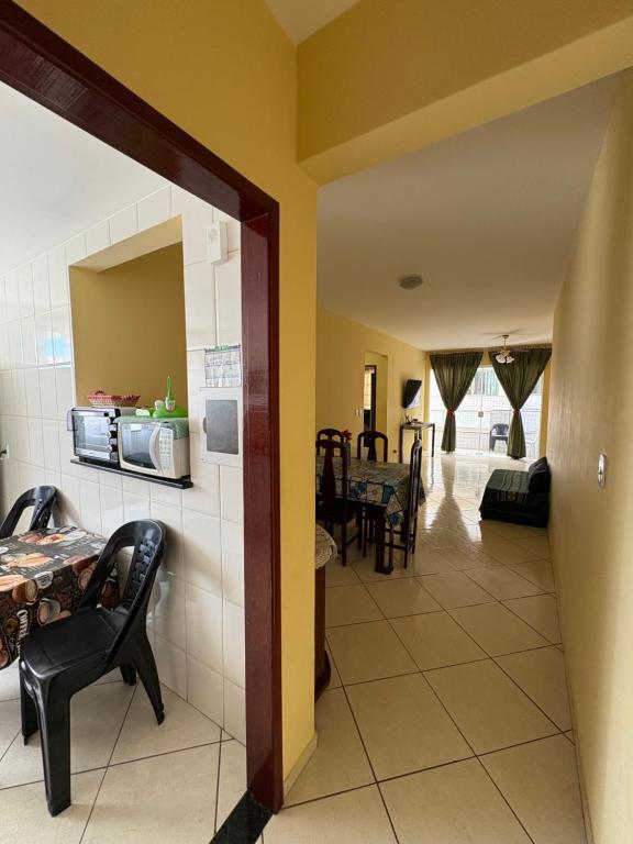 a hallway with a dining room and a living room at Apartamento do Lala in Arraial do Cabo