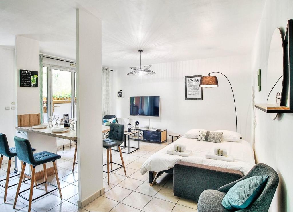 Quiet apartment with private parking, close subway