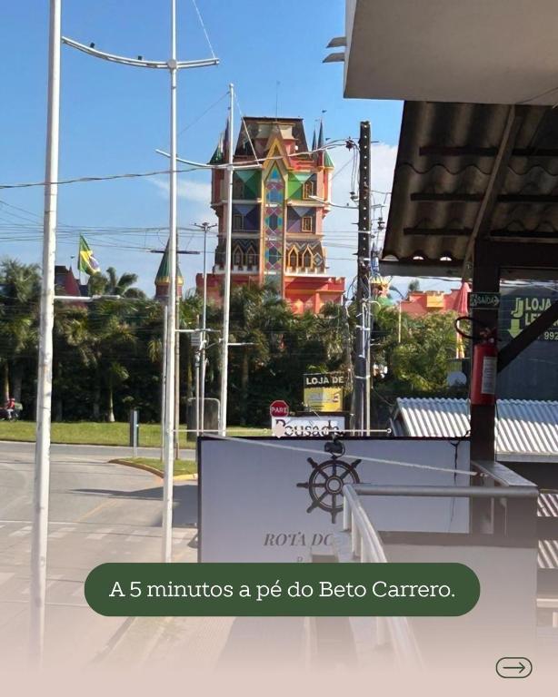 a minutes a pgdo do echo camera in front of a building at Pousada Rota do Parque in Penha