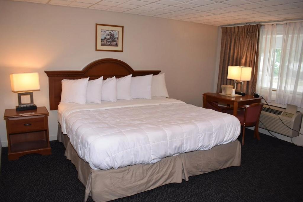 Coachman Inn - King Room