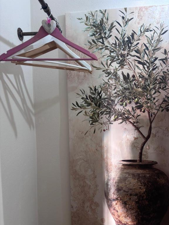 a plant in a vase with a pair of scissors at Henko-Alloza in Alloza