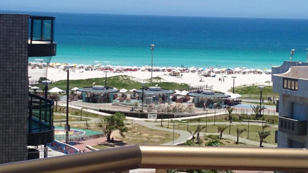 a view of a beach and the ocean from a building at Varanda do forte in Cabo Frio