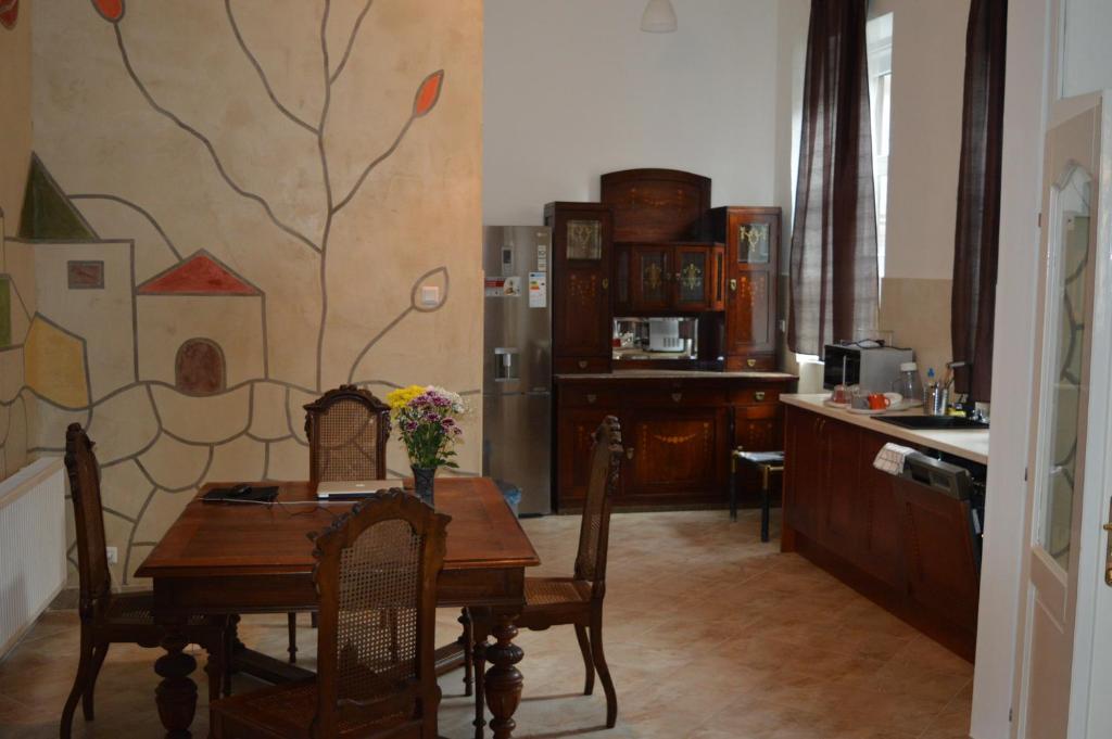 ブダペストにあるFlower Apartmentのダイニングルーム(テーブル付)、キッチン