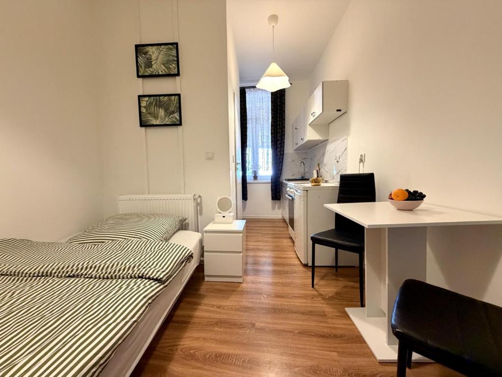 a small apartment with a bed and a kitchen at Chińczyk in Inowrocław