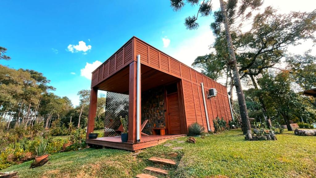 a small house with a red brick at Pousada Refúgio Arauca in Campo Alegre