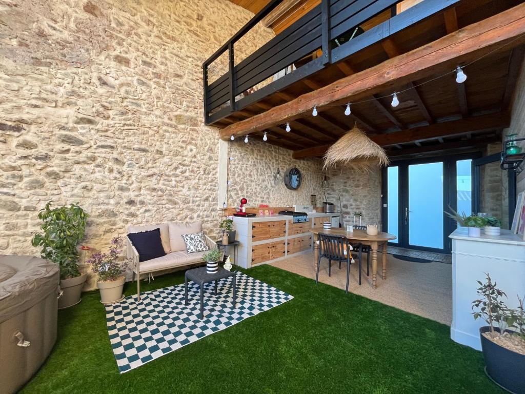 a kitchen and living room with green grass at Villa Valent in Cazilhac