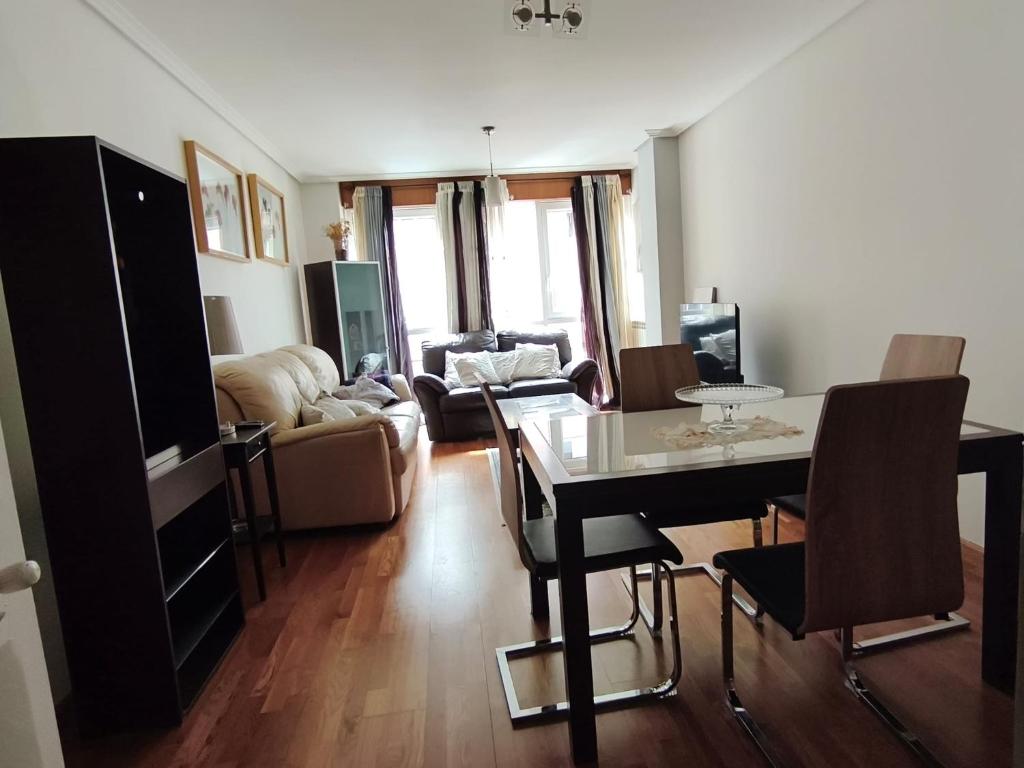 a living room with a table and a dining room at Ale Galicia in Cambre