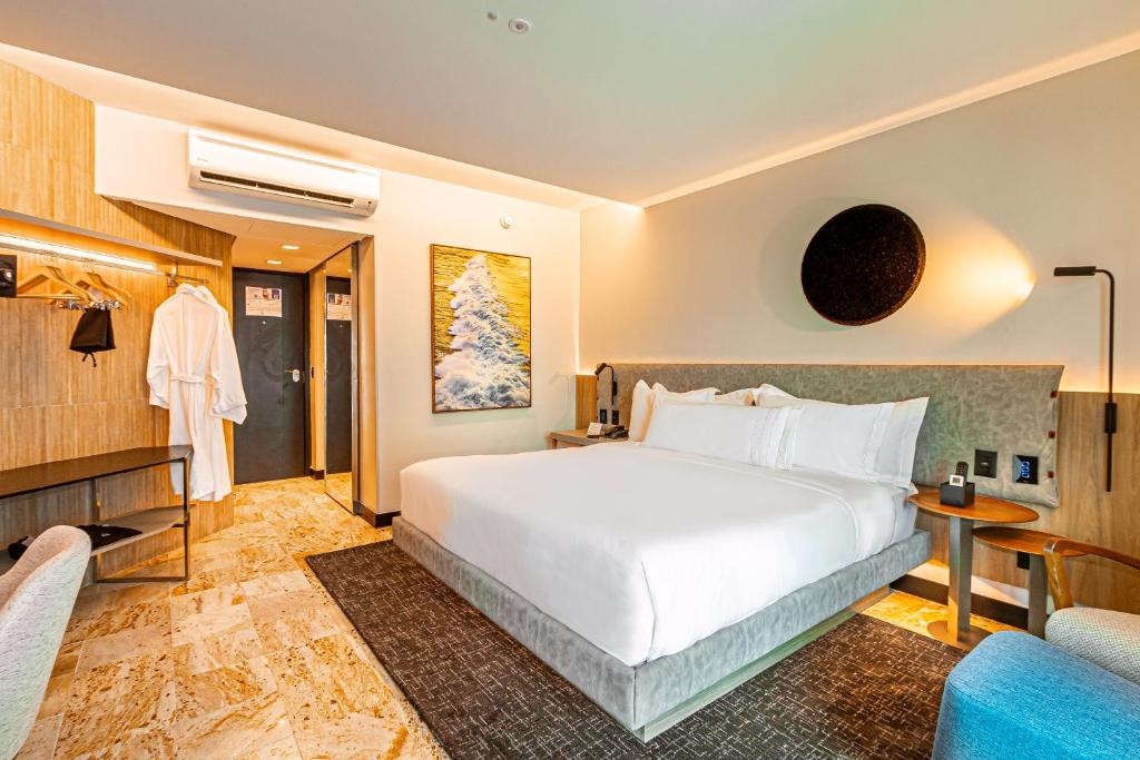 Guest room at Hotel Atlante Plaza Recife