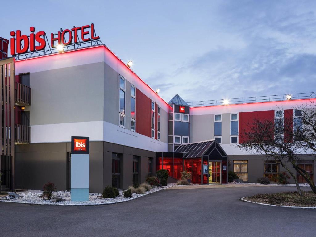 a hotel with a sign that reads bus hotel at ibis Aulnay Paris Nord Expo in Aulnay-sous-Bois