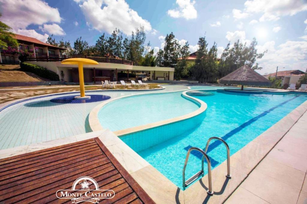 ein großes Schwimmbecken mit blauem Wasser in der Unterkunft Hotel Fazenda Monte Castelo in Bezerros