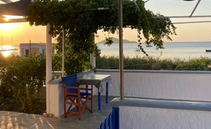 Ein Tisch und Stühle auf einer Veranda mit Blick auf das Meer in der Unterkunft Vromolithos view in Vromolithos