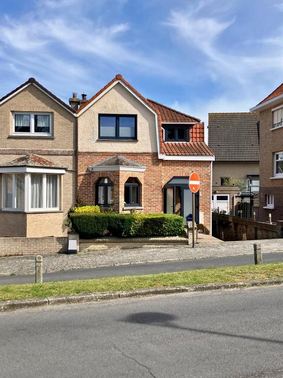 a house on the side of a street at VILLA MICHRY Koksijde 4 adultes 2 enfants proche digue et centre in Koksijde