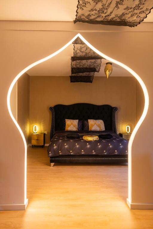 a bedroom with a bed with an archway at Dromen op de Veluwe in Putten