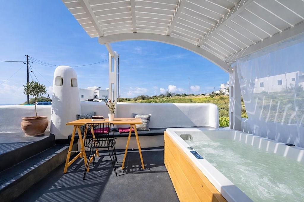 Jaccuzzi Romantic Suite in Firostefani,sea view!