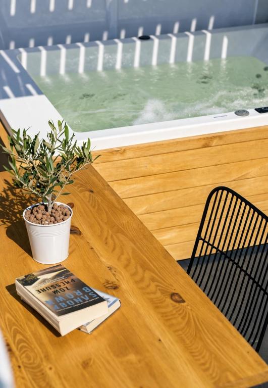 Dome suite,hot tub,sea view in Firostefani!