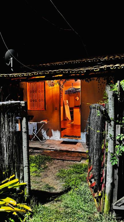 an entrance to a house with an open door at Kitnet charmosa a 4 min da praia in Porto Seguro