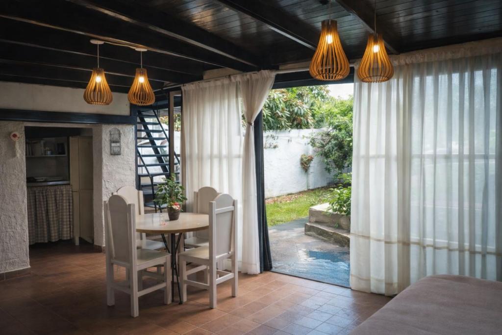 a dining room with a table and chairs at Doña Minina in Posadas