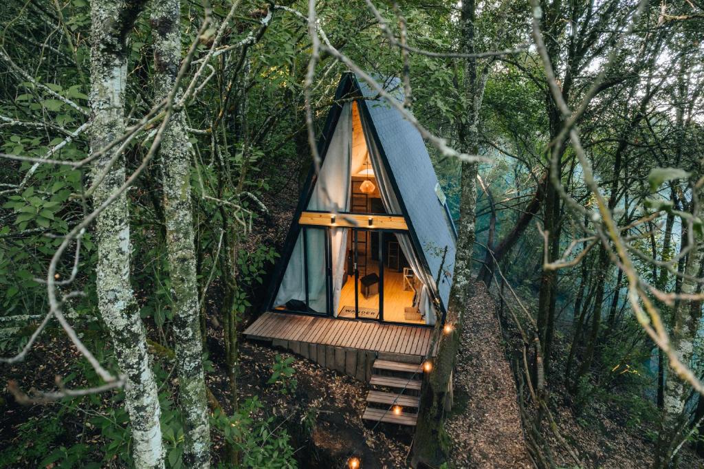 a tree house in the middle of the forest at WANDER CABIN La Marquesa in La Marquesa