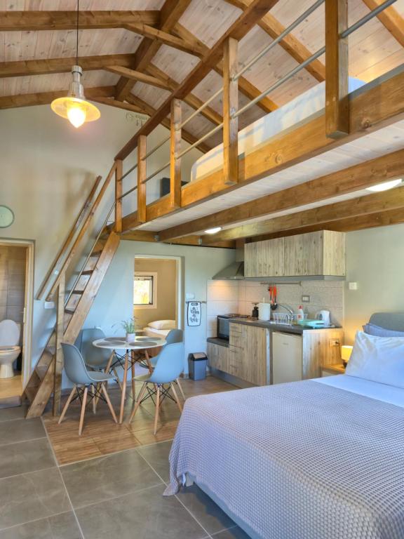 a bedroom with a bed and a table and a kitchen at Sogno 1 in Parga