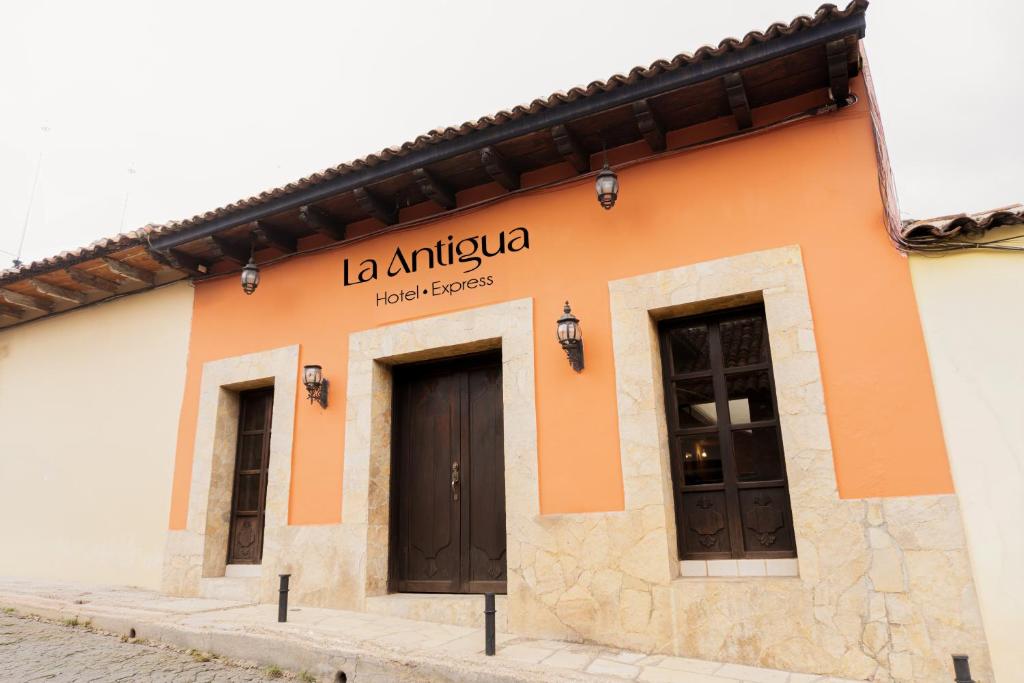a building with two doors and a sign on it at Hotel La Antigua Express in San Cristóbal de Las Casas