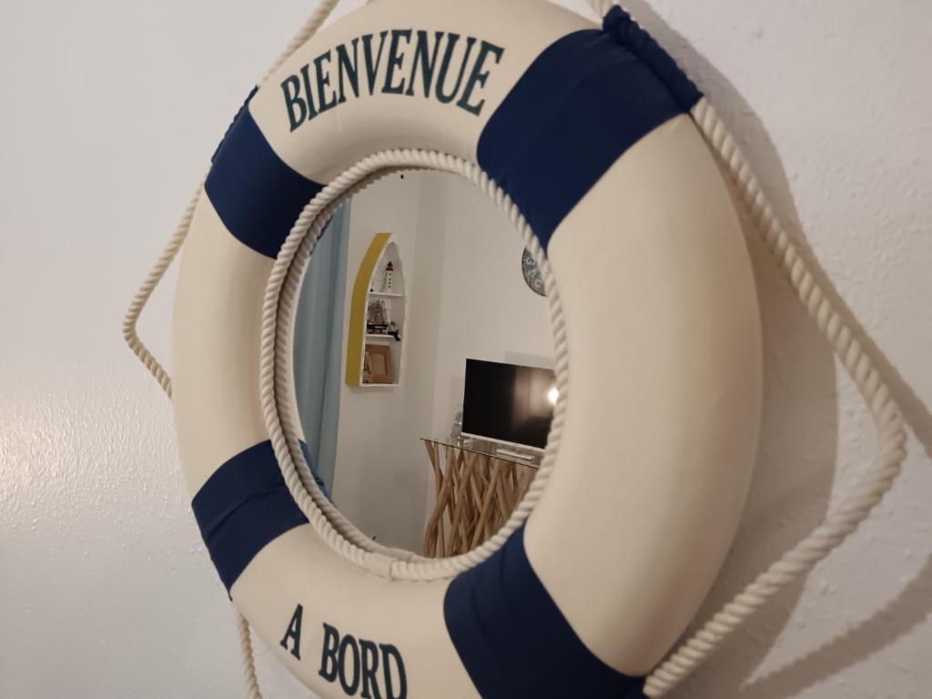 a mirror with a bernservice a bond sign at Le Ptit Balu, Appartement en ville, proche de Bordeaux in Bègles