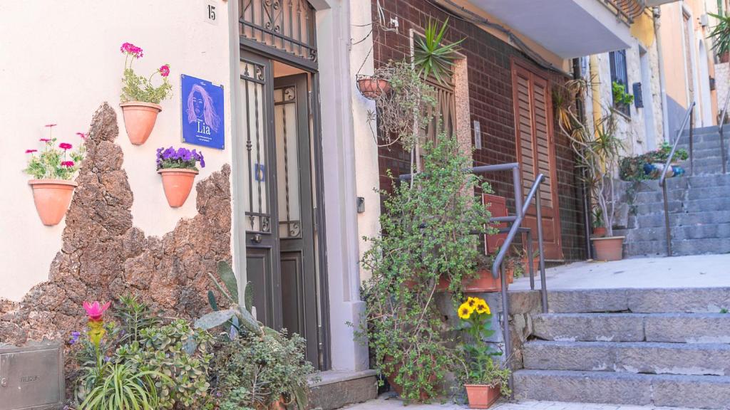 a house with potted plants on the side of it at Chibedda Dimora Lia in Acitrezza