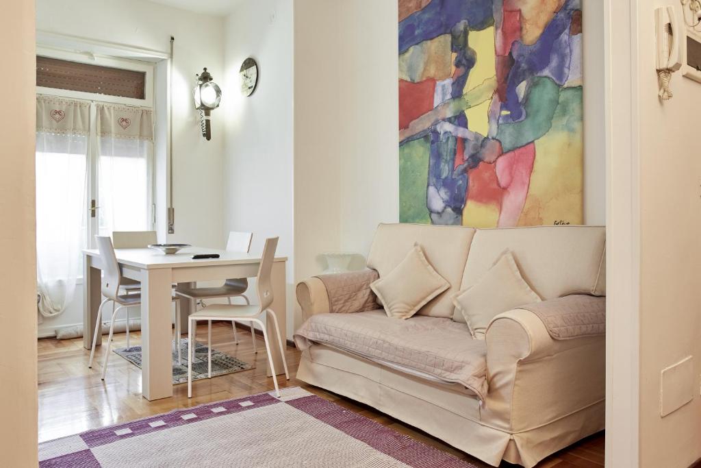 a living room with a couch and a table at Maison de Amelie in Verona