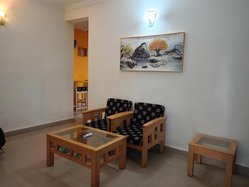 a living room with two chairs and a table at Kukus nest blue in Jāmb