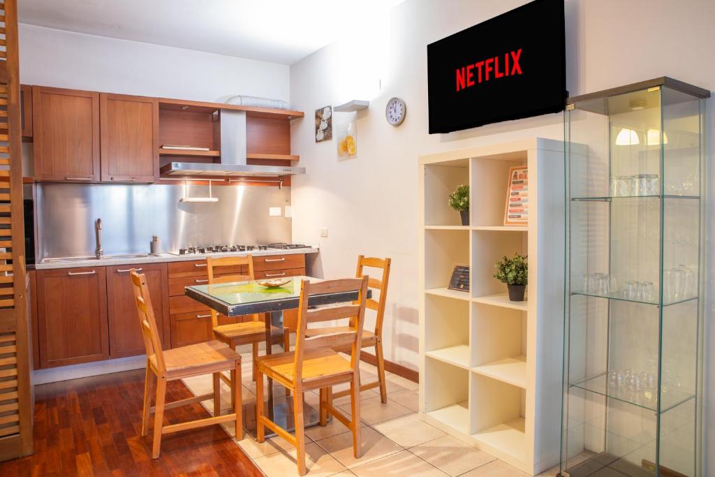 a kitchen and dining room with a table and chairs at Bilocale con terrazza privata - Metro M1 to City Center in Sesto San Giovanni