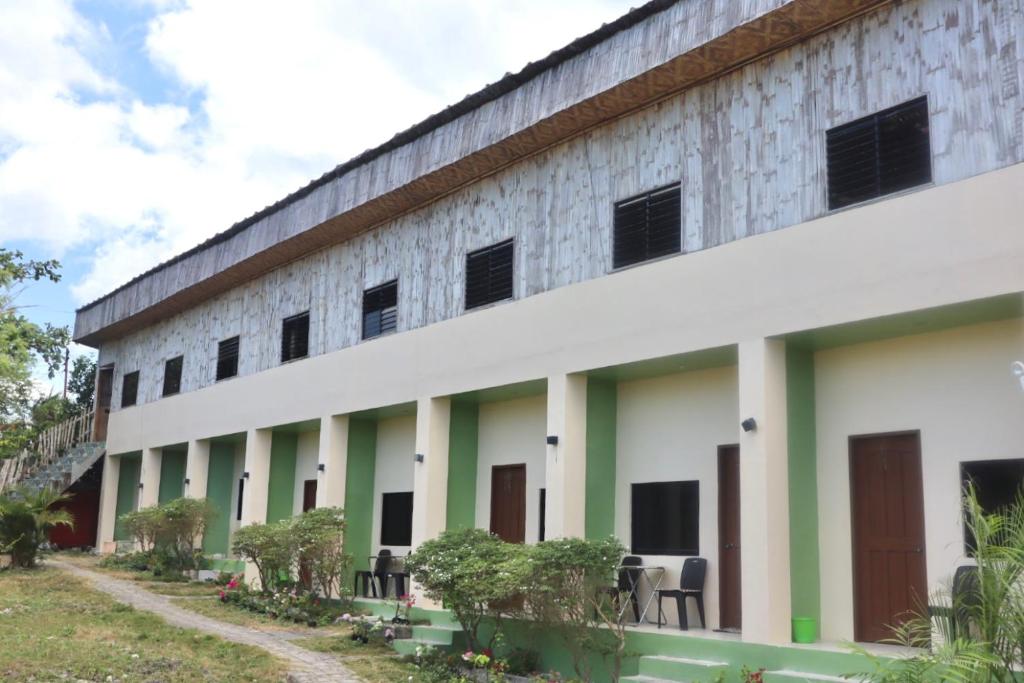 an external view of the building at Lake Lovers Stay Hostel in Badian