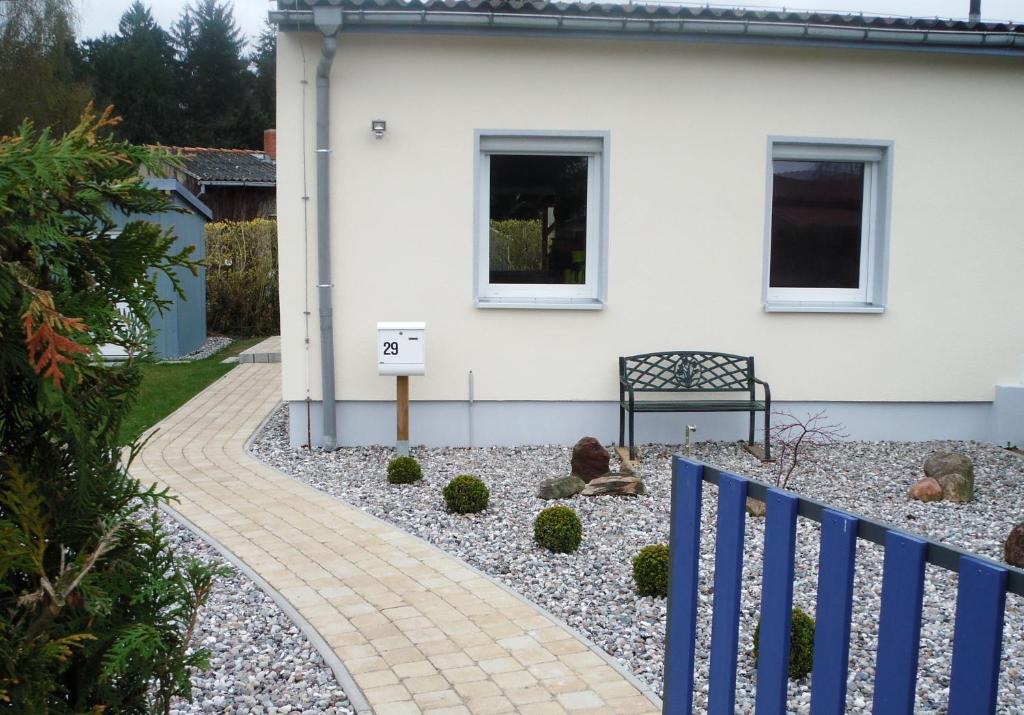 DargunにあるFerienhaus Claire am Klostersee, Urlaub mit Hundの青い柵とベンチのある家