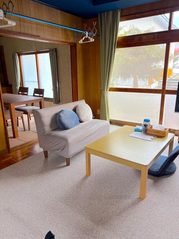 a living room with a couch and a coffee table at オホーツクハウスえんがる in Engaru