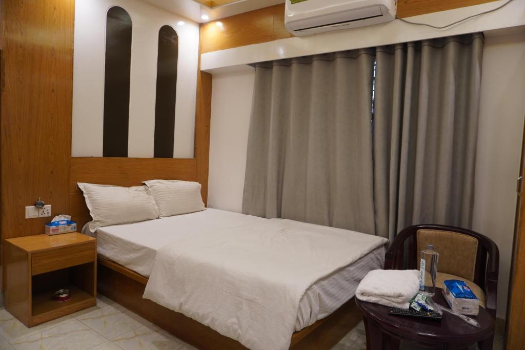 a small bedroom with a bed and a chair at Hotel Seven View in Bāiljuri