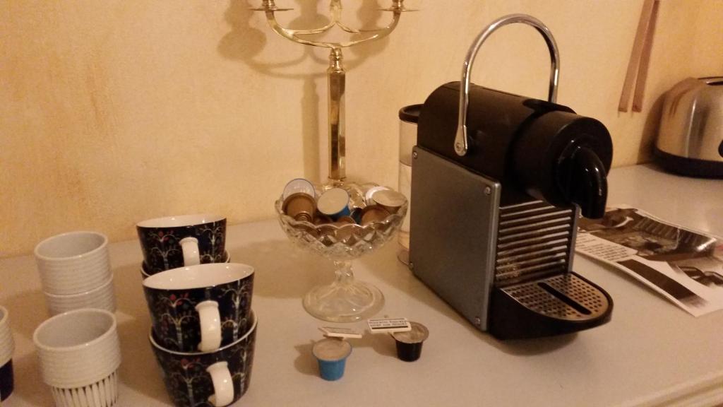 Příslušenství pro přípravu čaje a kávy v ubytování Lilla Hotellet