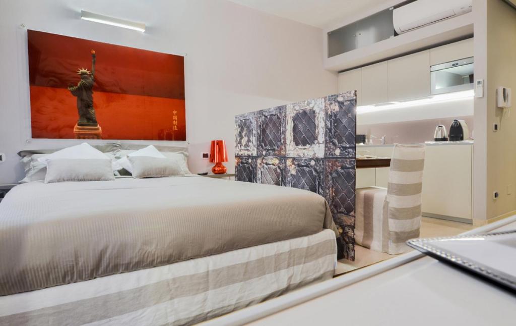 um quarto com uma cama grande e uma cozinha em Italianflat - Arena di Verona Rensi em Verona