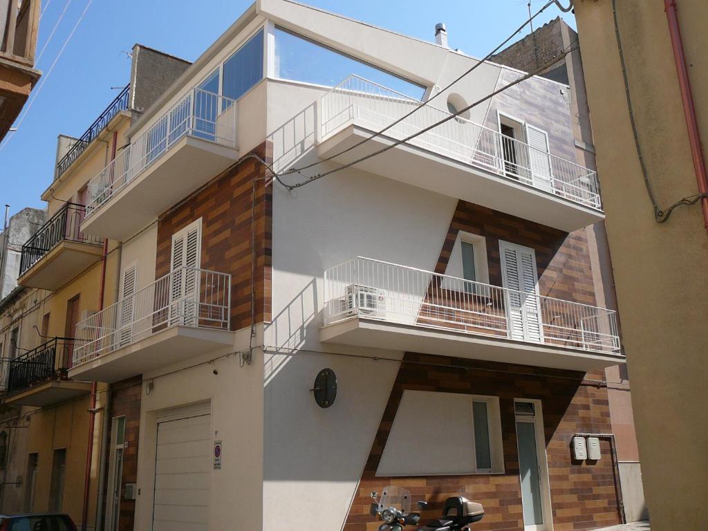 een wit gebouw met balkons aan de zijkant bij Casa Mia locazione turistica in Ragusa