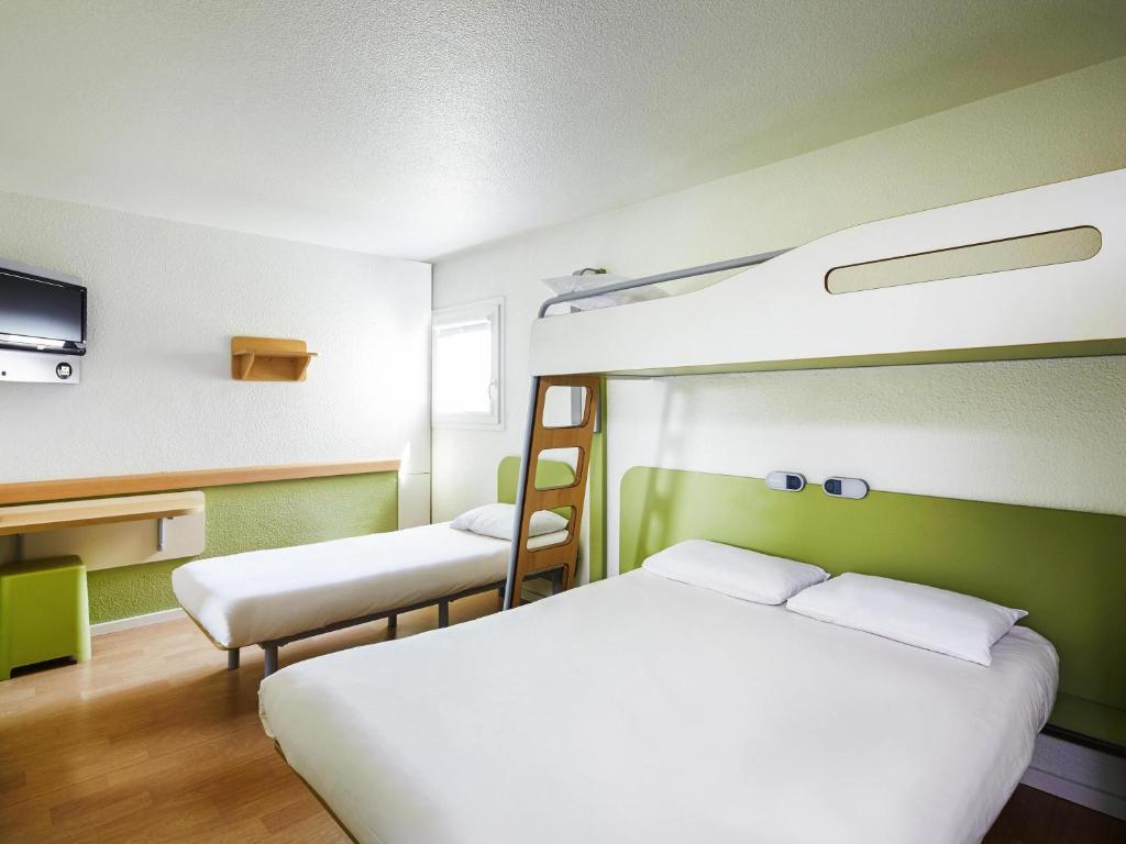 Un pat sau paturi într-o cameră la ibis budget Chartres