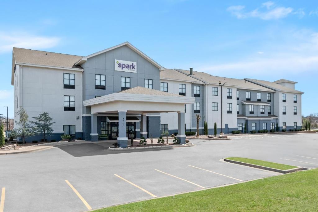 a rendering of a hotel with a parking lot at Spark by Hilton Shawnee in Shawnee