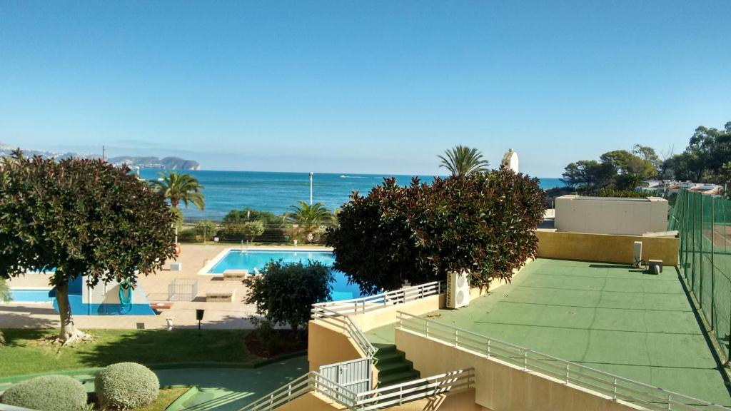 une vue sur une piscine et l'océan dans l'établissement Sea Front Voramar fibra WiFi, à Calp